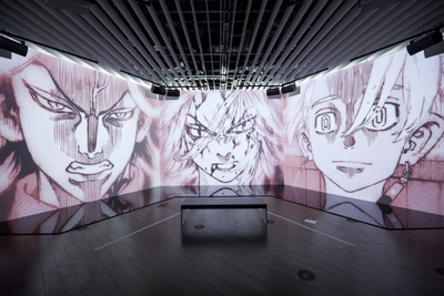 3画面による迫力の「卍天黒シアター」