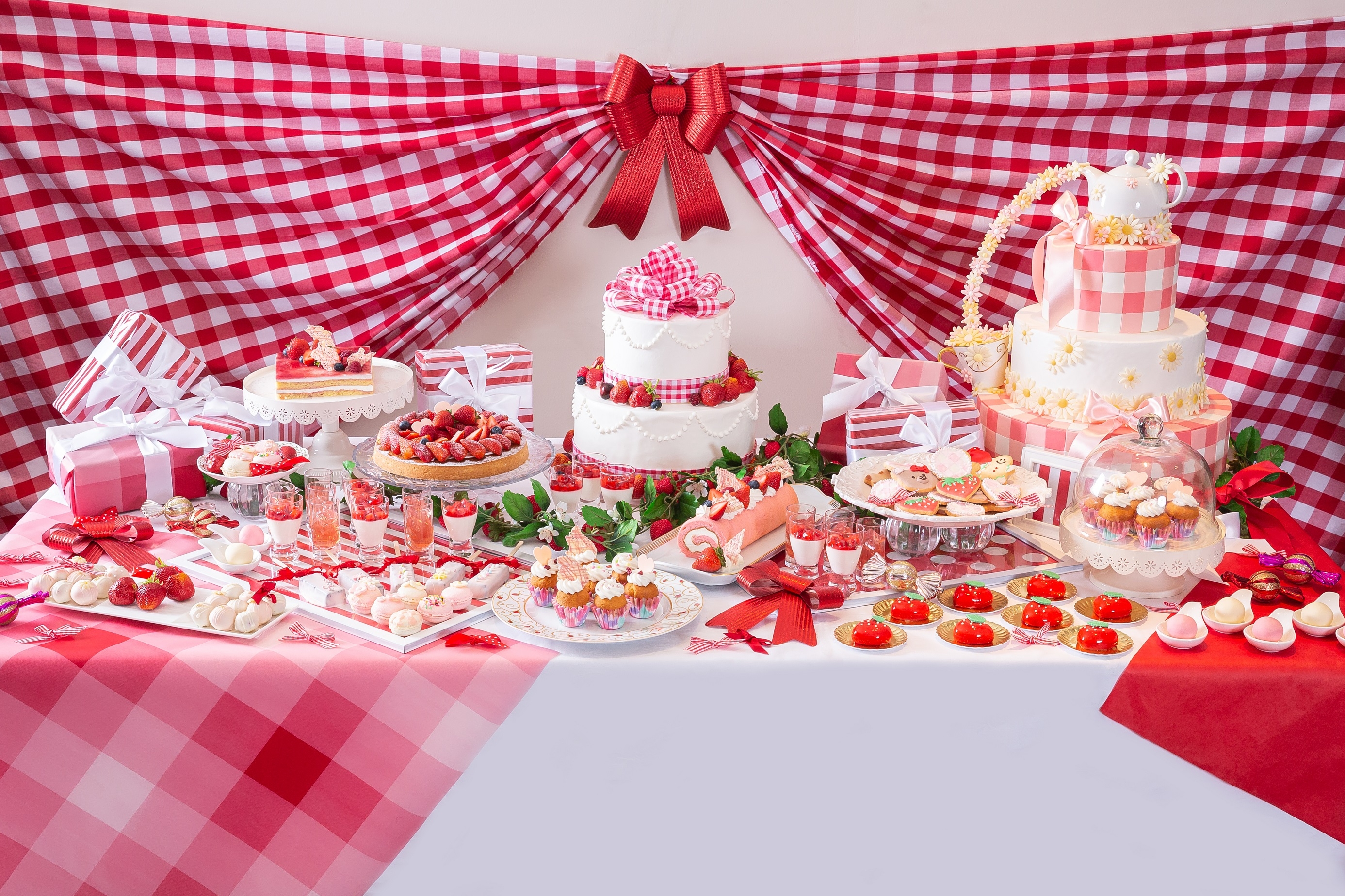 苺スイーツ!!デザートブッフェを京都・鴨川で 『RED strawberry tea party』開催