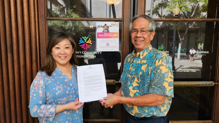 右:ハワイコミュニティ財団の上級副社長兼最高管理責任者のウォレス・チン氏、左:ドナーサービス・ディレクターのジョアン・ワタセ・ヤン氏