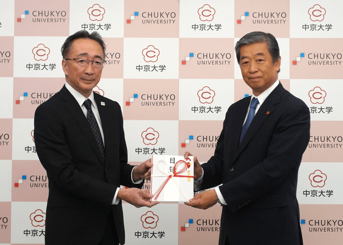 寄贈式の様子(左:中京大学 経営学部長 佐藤 祐司 様、右:当社専務取締役 杉浦 潤一)