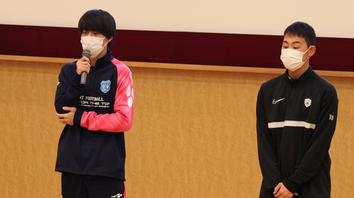 抱負を語る理大の岸波主将(左)と附属高の時岡主将(右)