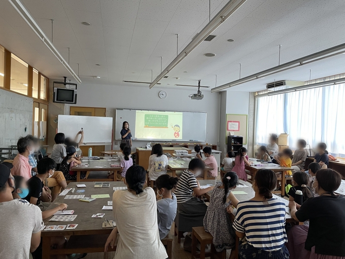 逗子小学校でのサマースクール/FP Officeの金融教育出張授業の様子