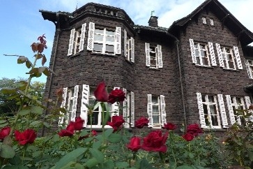 「洋館とバラ」昨年の様子