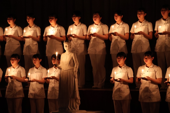 決意を胸にナイチンゲール誓詞を朗唱