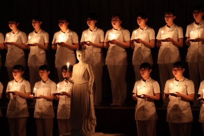 決意を胸にナイチンゲール誓詞を朗唱