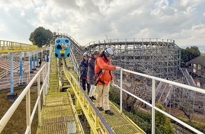 アトラクション走路にて降車救助を行う様子