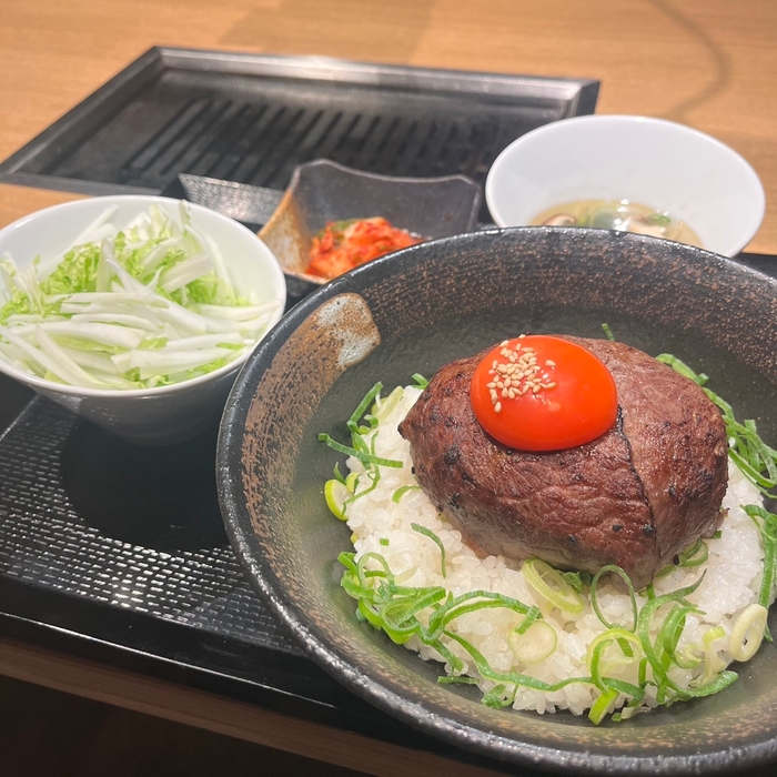 肉塊ハンバーグ丼　1,098円(税込)
