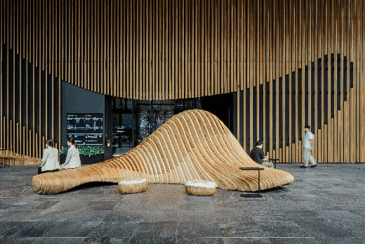 「MUQUA」内ベンチ