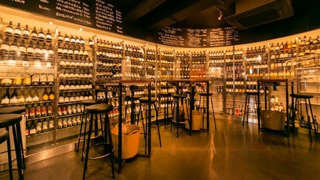 店舗を囲む特注のウォークインセラーのマルゴセカンド(東京/新宿三丁目)