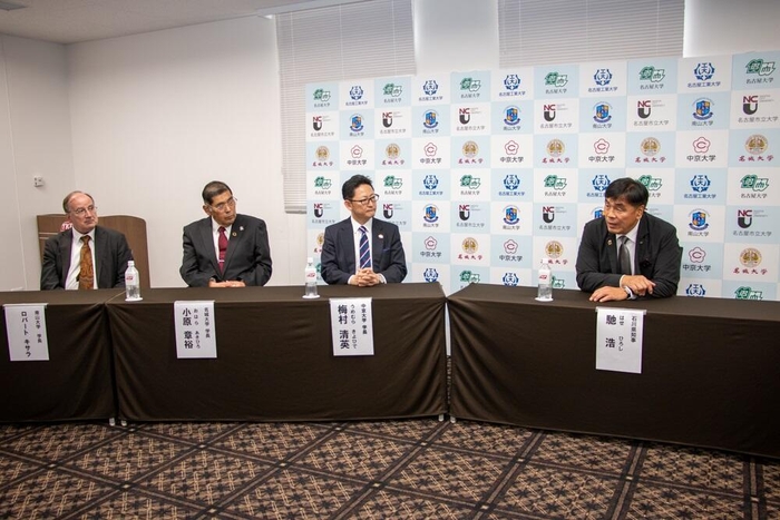 石川県の馳知事(右)と懇談