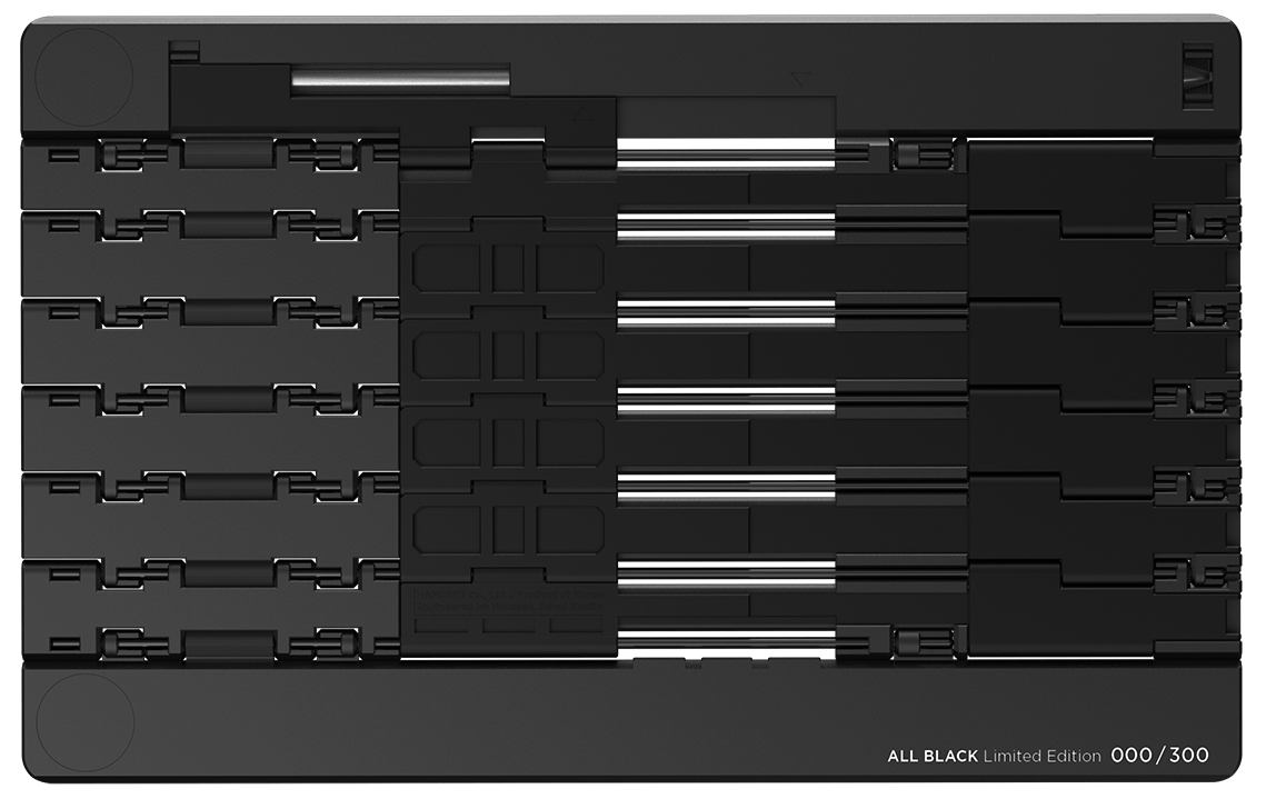 裏面までブラック塗装を施した、完全武装モデル