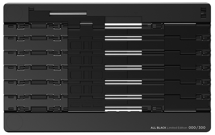 裏面までブラック塗装を施した、完全武装モデル