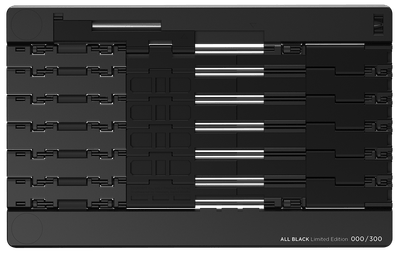 裏面までブラック塗装を施した、完全武装モデル