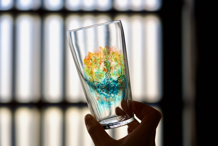 アーティストによるライブペイントグラス。ご希望の方は、教えてもらいながら自分でペイントも可。お子様でも楽しめます