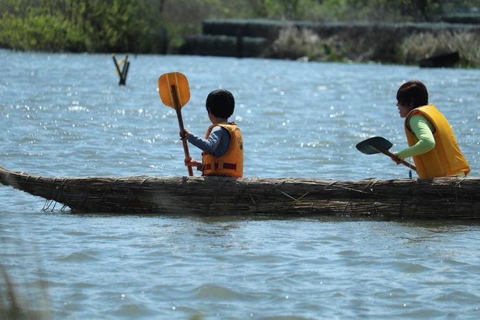 葦舟世界大会 レースの様子2