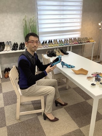 代表:諏訪部 梓(すわべ あずさ)※お客様の気持ちに寄り添うため 自身で7cmパンプスを着用中