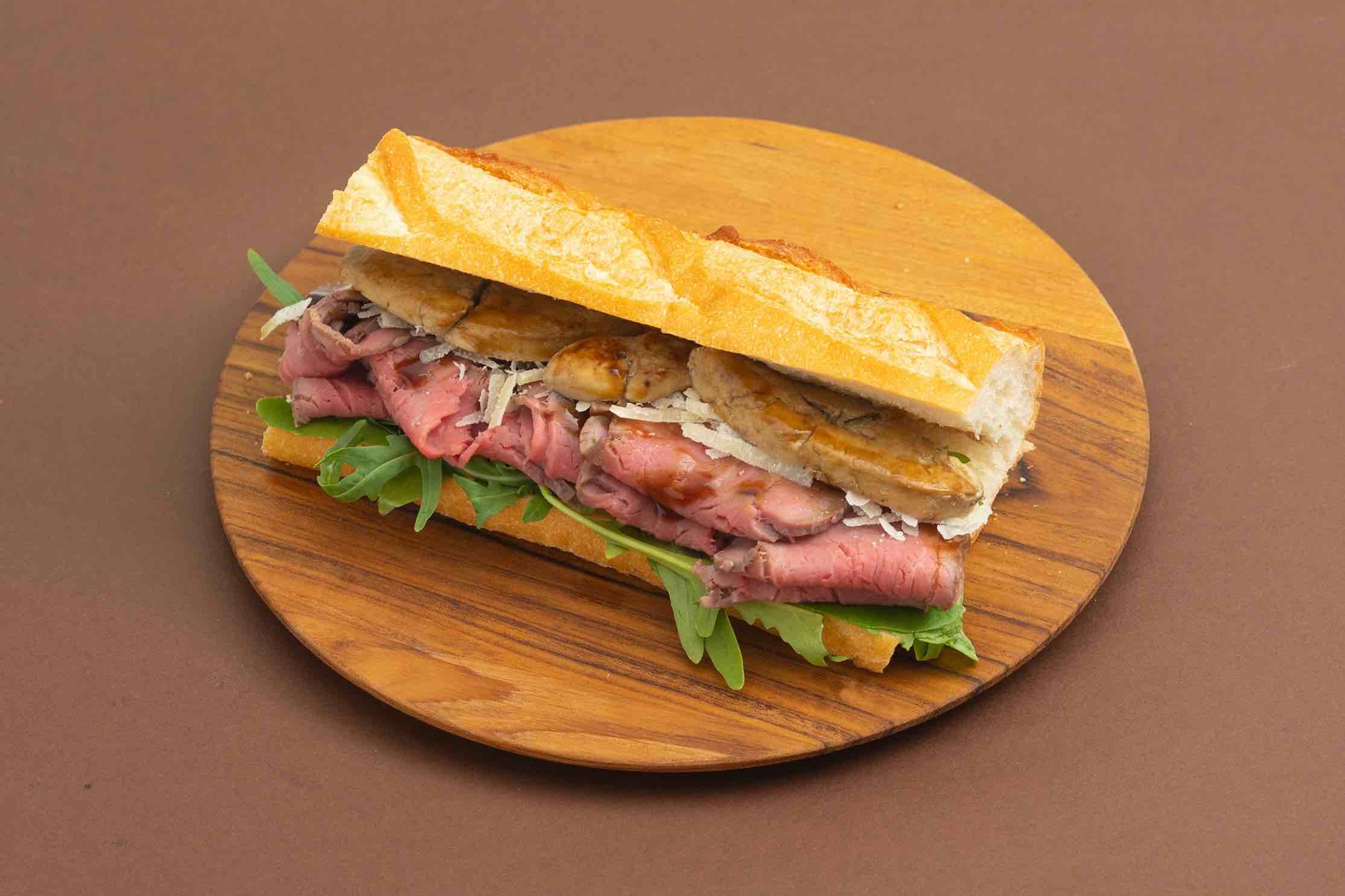 牛フィレのローストとフォアグラのバケットサンド ロッシーニ風 ¥1,980(税込)