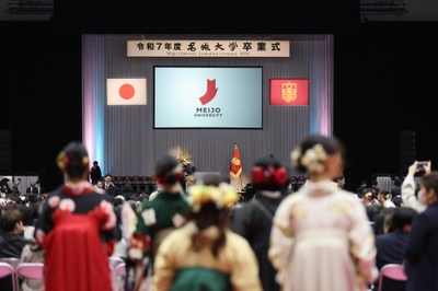 会場には新ロゴマークが随所に