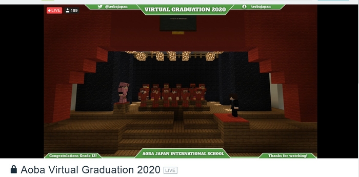 (写真1:アオバの校舎と生徒らのアバターが再現されたバーチャル空間の卒業式場)