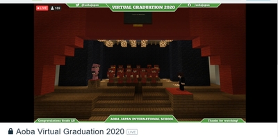 （写真1：アオバの校舎と生徒らのアバターが再現されたバーチャル空間の卒業式場）