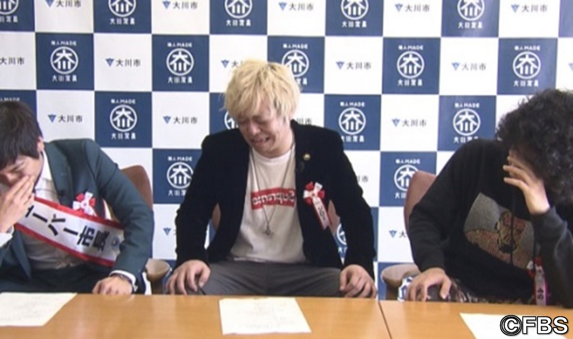 記者会見で泣き落とし?