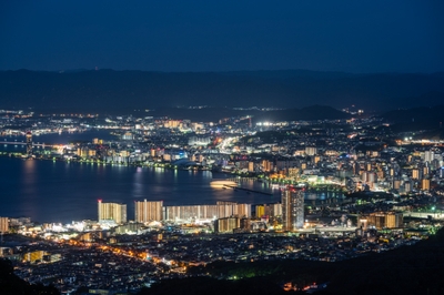 ▲比叡山から望む夜景 (大津市街地)