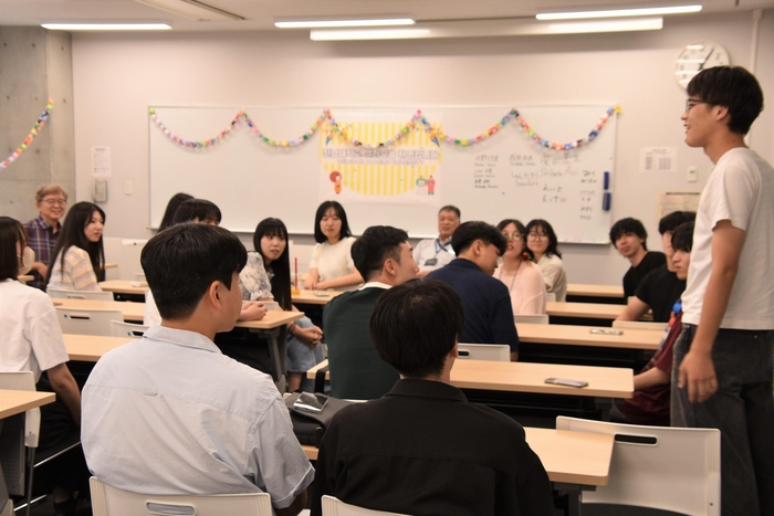 英語で自己紹介する都市情報学部の学生