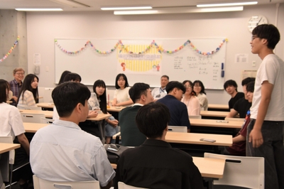 英語で自己紹介する都市情報学部の学生