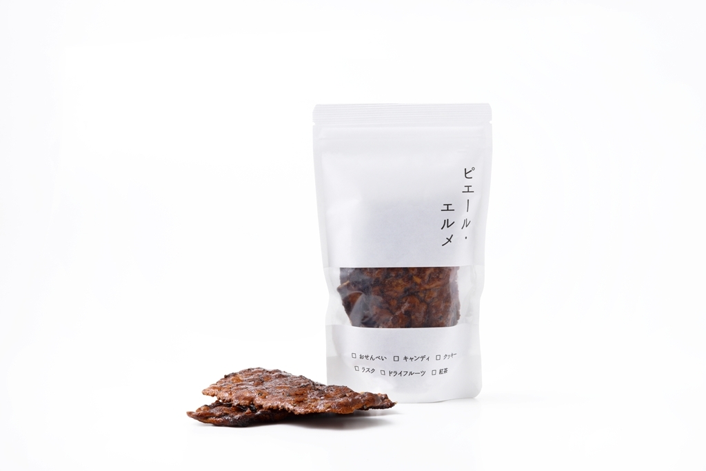 「かりんとう」(810円 ) 噛むたびに小麦粉本来の甘みが感じられる上質なかりんとう。生地に練り込まれたゴマがアクセント。