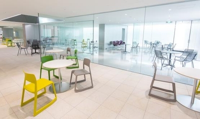 パーティーを行う異文化交流ギャラリー