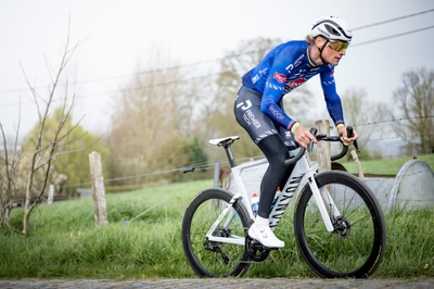 レースフィット： エンデュレース CFRは、AeroadやUltimateで実績のあるSport Proジオメトリーを採用。プロライダーが違和感なくレースポジションを乗り換えられる設計となっています。