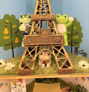 ラヴィラドぬいぐるみスタッフ達と「クヮ・メイ・ドゥ」タワー。下段がフォトスポットです♪