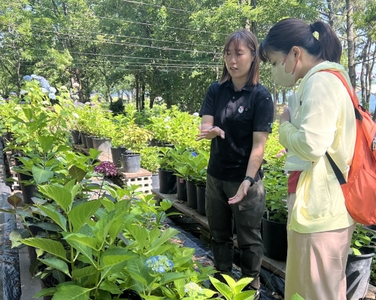 ガーデンスタッフ（左）が、植物の特徴や育て方などをご紹介します