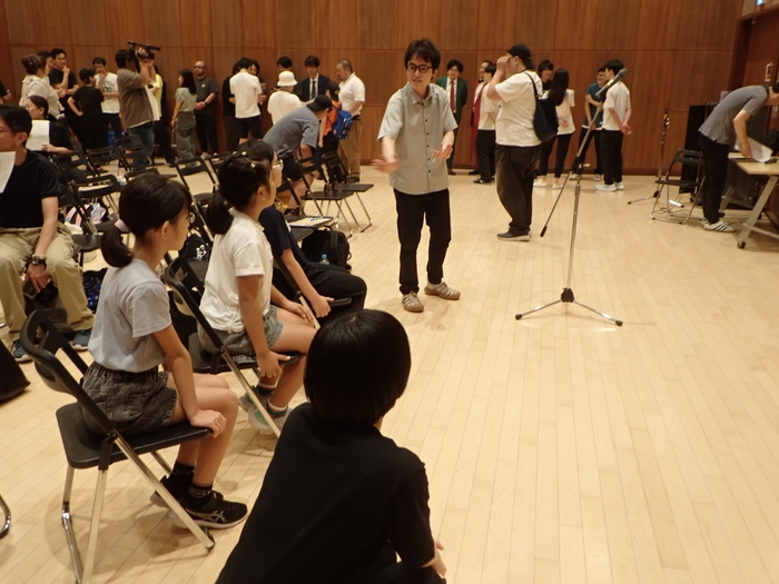 (5)小学生にコントを教えるヒロ・オクムラ