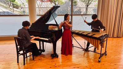 フルートとヴィブラフォンとピアノのトリオによる生演奏で聖なる夜を盛り上げます