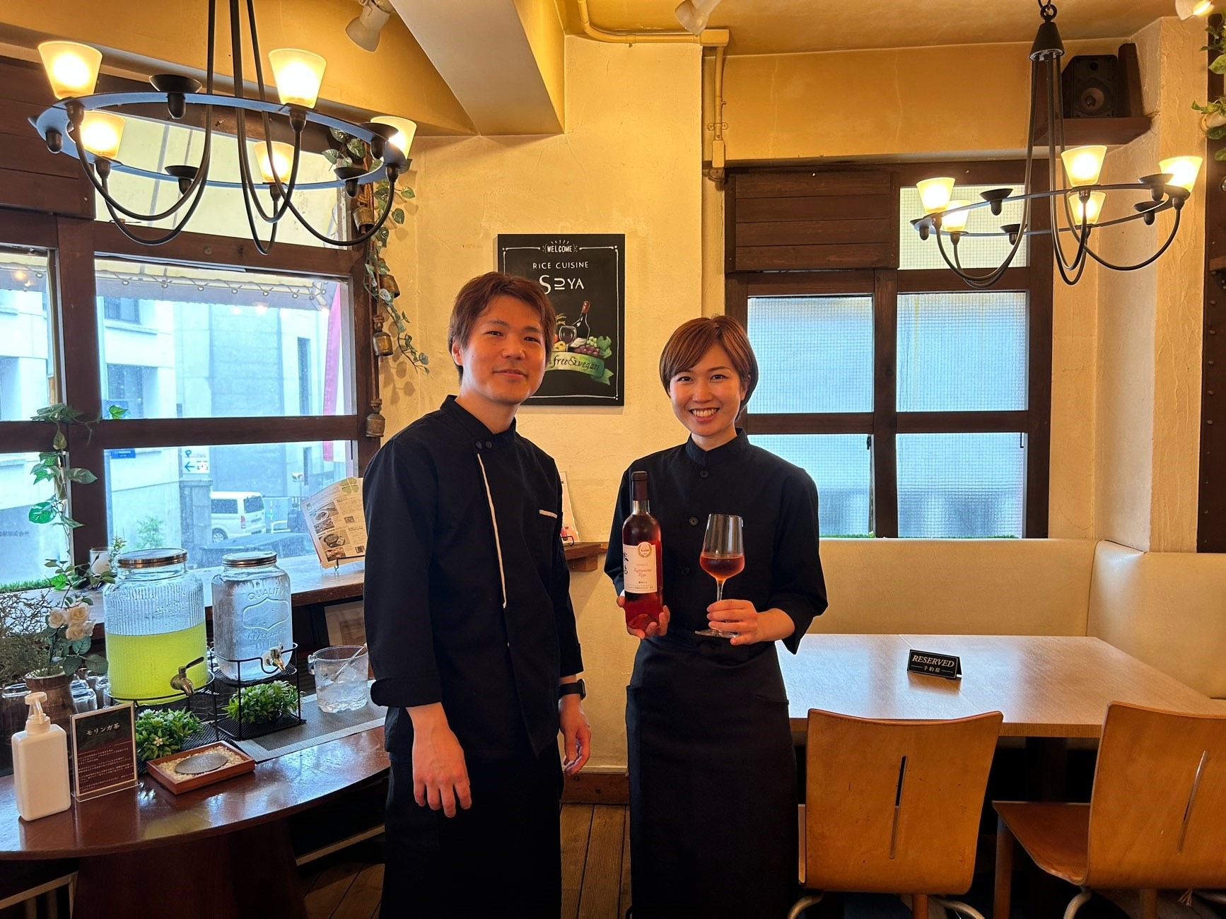 店主の鈴木さん(左)とシェフ(右)