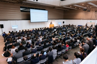 立ち見が出るほど多くの聴講者が詰めかけたカンファレンス会場（AI博覧会 Osaka 2025）