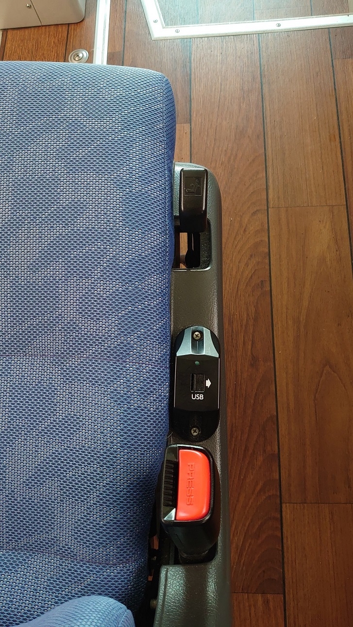 座席には充電USBポートが付いています