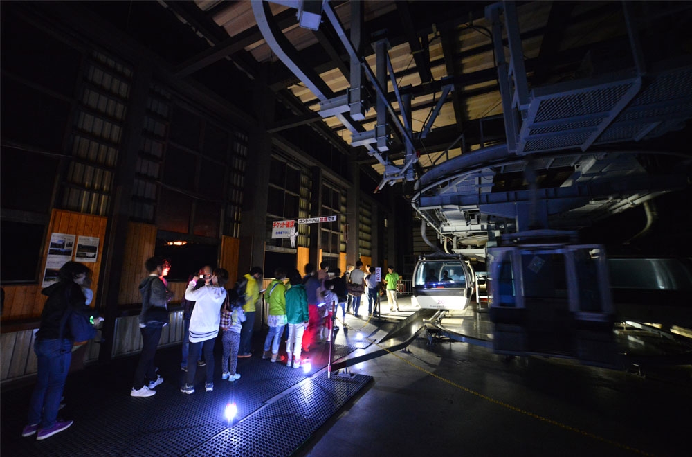 夜の闇の中ゴンドラテレキャビンで標高1515mのアルプス平へ異次元体験!