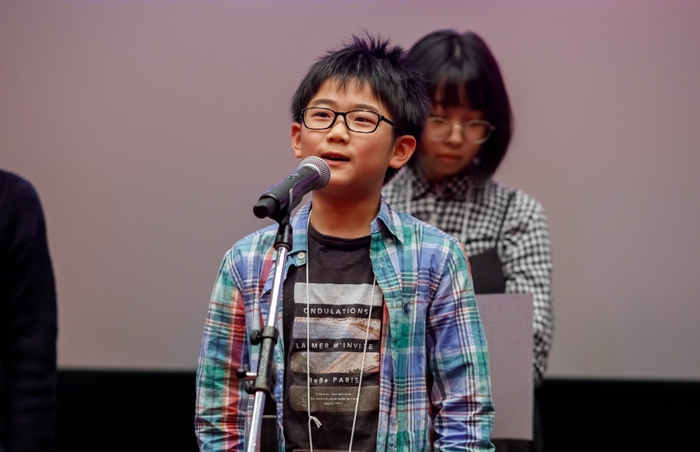 キッズ賞を発表する、こども審査委員長 村井結都(ゆいと)さん