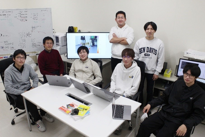 「獣工連携」のプロジェクトに関わっている李研究室の学生たち。(左から)竹内陽平さん、李教授、外薗耀基さん、竹原建汰さん、竹﨑大起さん、白石健人さん、呂俊岑さん