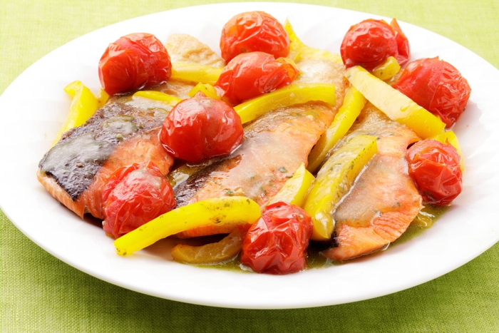 鮭とミニトマトの蒸し焼き(バジルソース使用)