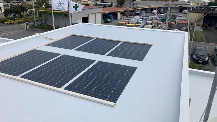 薄型太陽光パネルに対して囲うようにポリウレア防水塗装を行うことで、風が入り込む隙間を作らないように施工