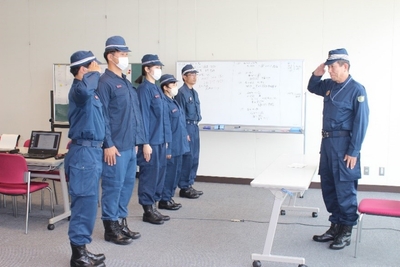 岸淵署長に訓練終了を報告する署員ら