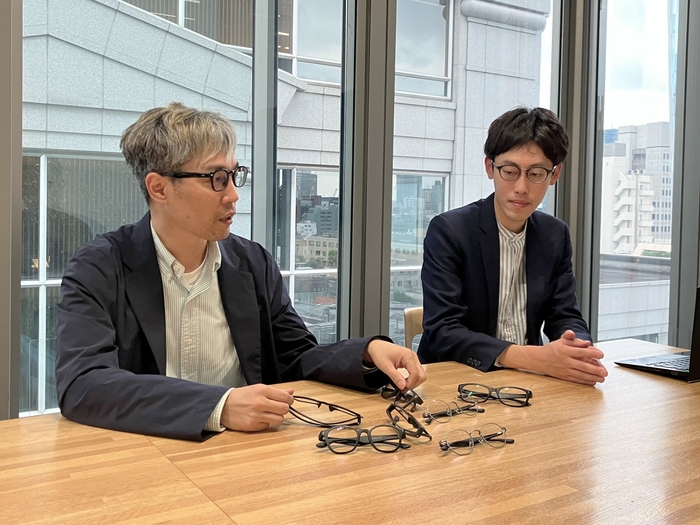 左:株式会社インターメスティック 商品戦略本部 デザイナー梶原堅悟/右:同 商品部第1MDグループ 鹿野智