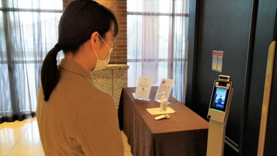 エントランスにて検温を行っております。