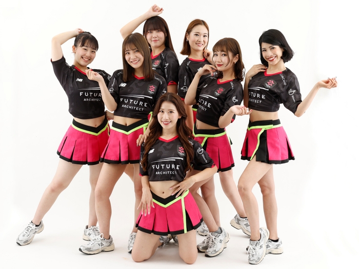 1列目:リーダーANJU、2列目左から:REINA、KANA、MEI、YUKA、3列目左から:HINA、MARINA