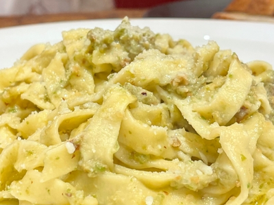 レタスとアーモンドのタリアテッレ　