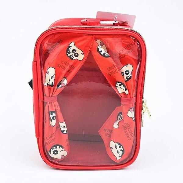 ぬい活をサポートするクレヨンしんちゃんのぬいぐるみポーチ！ユニークな柄のカーテンがおしゃれで、便利な大きめカラビナ付き。