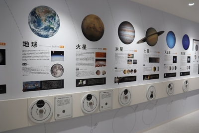 新原准教授が展示協力した月と火星の隕石があるコーナー